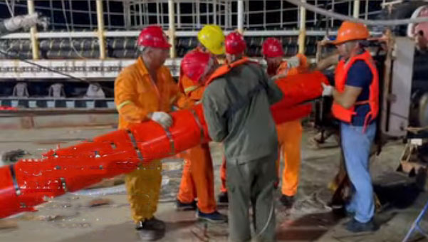 Install the polyurethane submarine cable protection pipe